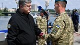 Порошенко вручив державні нагороди 14 морським піхотинцям. ФОТО