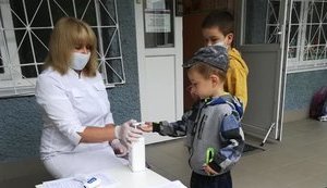 ВООЗ рекомендує носити захисні маски дітям, старшим за 12 років