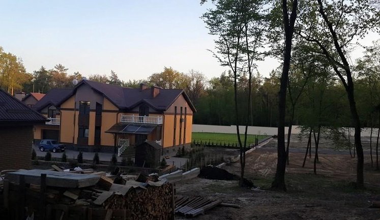 Журналисты обнародовали запись нападения на съемочную группу возле дома, в котором якобы живет замминистра МВД Чеботарь. ВИДЕО+ФОТО