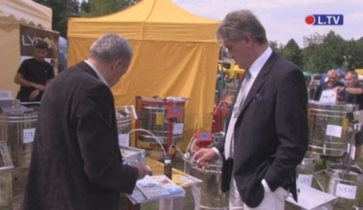 Украинскую делегацию пчеловодов на празднике меда в Польше возглавил Ющенко. ФОТО