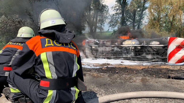 Бензовоз вибухнув на трасі в Броварському районі. Є загиблий, вирувала велика пожежа 03