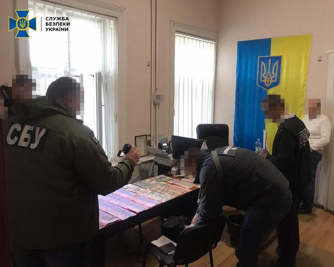 Правоохранители разоблачили коррупционную схему в миграционной службе в Черновицкой области: искусственно завышали стоимость услуг за оформление ID-карт и биометрических паспортов 01