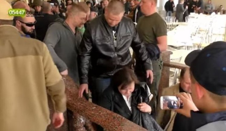 "Сепаратистів геть з Конотопа" - мэр города Семенихин лично принял участие в прекращении акции "Украинского выбора". ВИДЕО