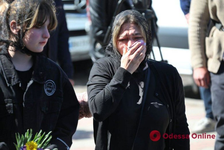 В Одесі попрощалися з Валерією Глодан, її мамою та тримісячною донечкою Кірою, які загинули внаслідок влучання російської ракети у багатоповерхівку 03