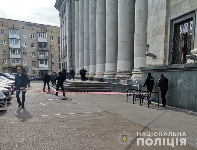 Полиция проверяет информацию о минировании 5 судов в Житомире. Идет эвакуация посетителей и сотрудников 02