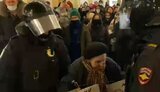В оточенні сотень людей російські силовики заарештували за антивоєнний пікет відому блокадницю Осіпову в Петербурзі. ВIДЕО