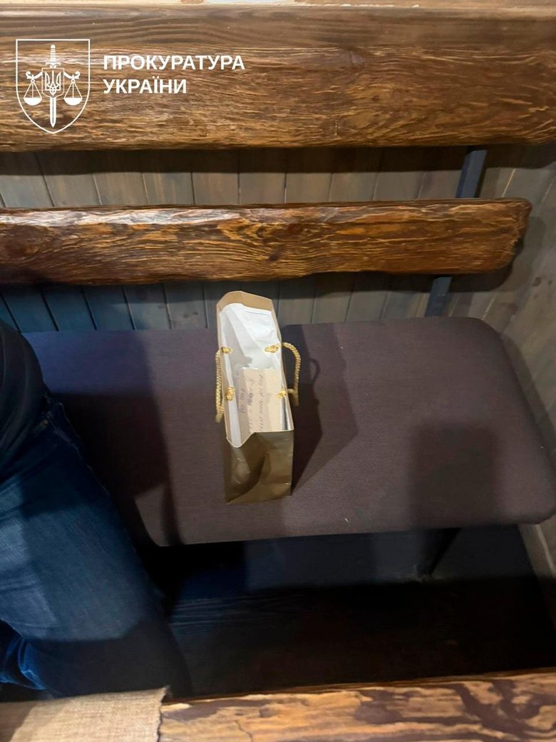 Посадовця Укрзалізниці викрили на хабарі у $100 тисяч