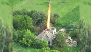 Украинский дрон сбрасывает термитный боеприпас оккупантам в укрытие. ВИДЕО