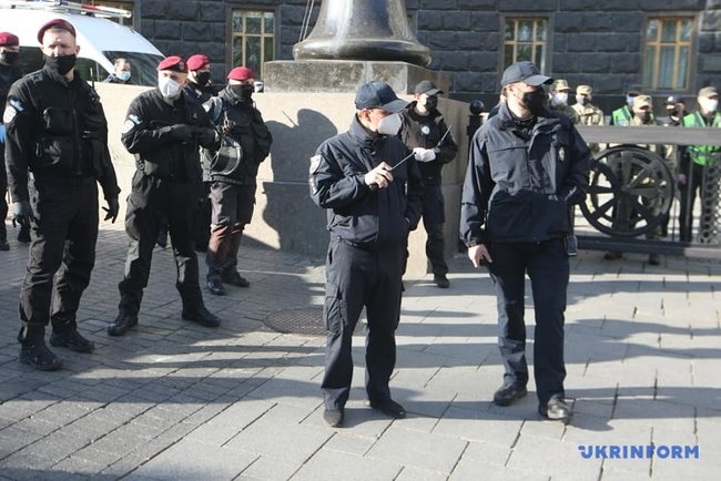 Rallies outside Cabinet: Businessmen demand quarantine easing, equal rules 03