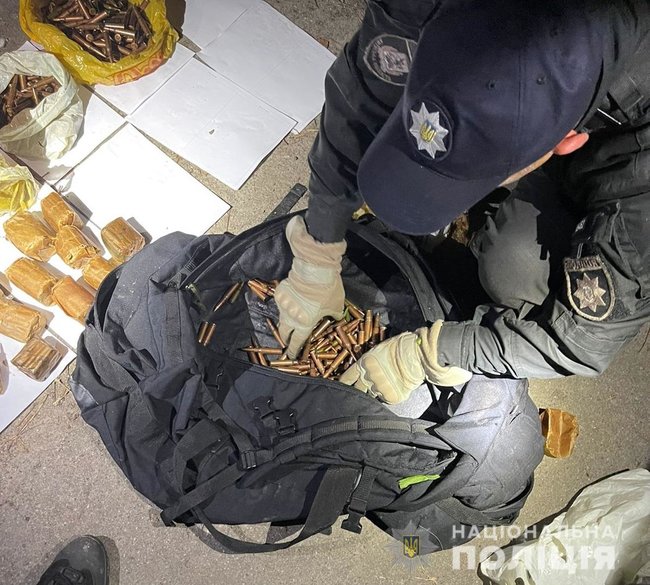Гранати, набої і комплектуючі деталі до зброї: перехожий виявив у закинутій будівлі в Броварах дві сумки з боєприпасами 02