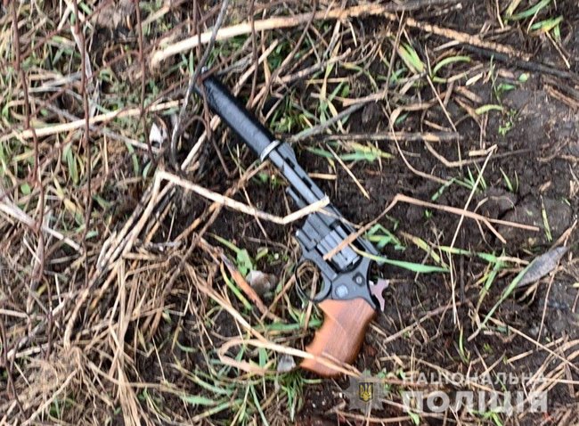 Житель Белой Церкви задержан за угрозу патрульным револьвером с глушителем 02