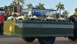 Урна з прахом Фіделя Кастро вирушила в прощальну поїздку по Кубі. ФОТО