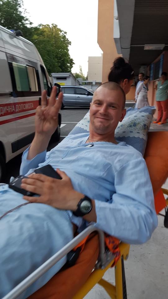 Пули в бронежилет и в приклад автомата. Они и спасли: жизни раненных в Марьинке полицейских ничего не угрожает, - МВД 02