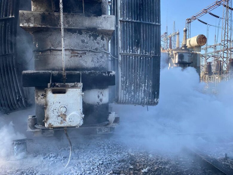 Рашисти зранку завдали удару по Слов’янській ТЕС. Під час гасіння пожежі рятувальники потрапили під обстріл 04 Рашисти зранку завдали удару по Слов’янській ТЕС. Під час гасіння пожежі рятувальники потрапили під обстріл 04