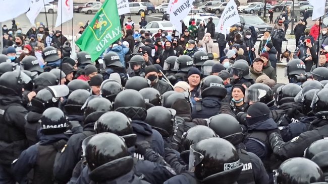 ФОПы попытались установить палатки на Майдане Незалежности: между митингующими и правоохранителями произошли стычки 58