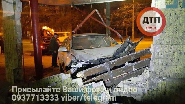 Легковушка в Киеве влетела в остановку 06