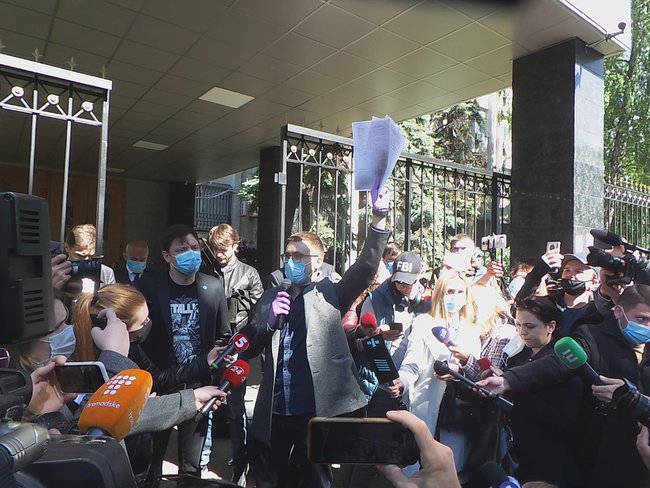 Стерненко после проведения следственных действий: Лучше прийти в СБУ, чем лечь в могилу. Я действовал в рамках закона 01