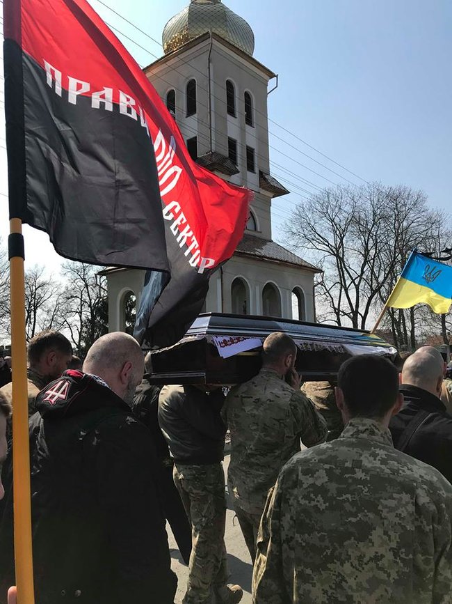 Махай, доцю, татові. Прощайся з ним, - у Ходорові добровольця Романа Федоришина, друга Федю, люди проводжали в останню путь, стоячи на колінах 20