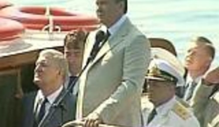 Янукович прокатился на катере и накормил военных моряков обещаниями. ВИДЕО.