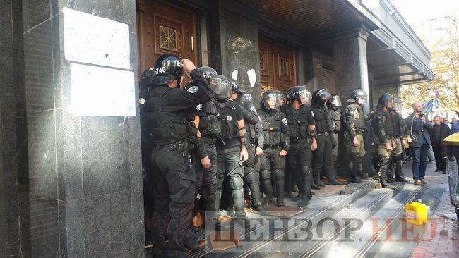 Під час мітингу під ГПУ проти екстрадиції в РФ Тумгоєва сталися сутички: мітингувальники бють вікна, їх у відповідь поливають водою зі шлангів 44