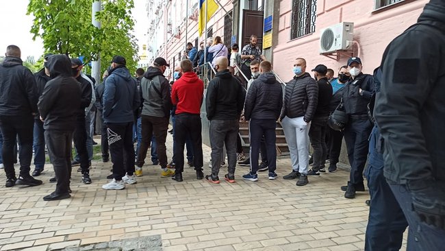 Поліція розділила тітушок і активістів, які пікетують суд щодо обрання запобіжного заходу Медведчуку 10