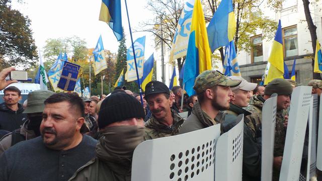 На митинге под Радой произошли столкновения, активистам позволили пронести палатки 07