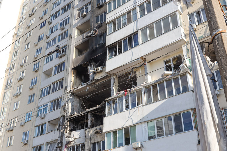 В одесской многоэтажке продолжают ликвидировать последствия разрушений после российского ракетного удара: некоторые жители до сих пор не вышли на связь 04