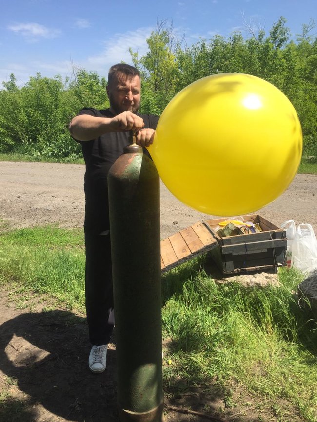 Помни, кто ты: українські військовослужбовці та волонтери відправили на окупований Донбас тисячі листівок на повітряних кулях 03