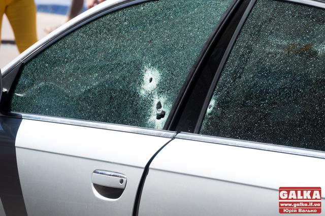 Невідомий розстріляв Audi в центрі Івано-Франківська, є постраждалий, - ЗМІ 04