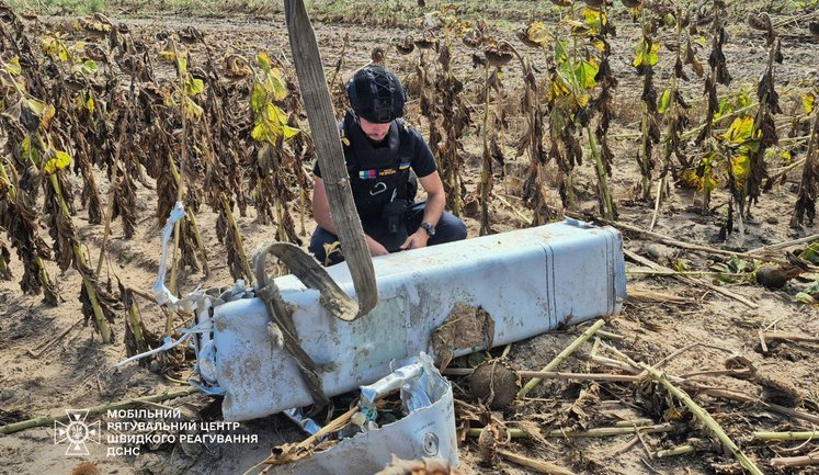 Остатки российской ракеты Х-69 с боевой частью нашли в поле в Киевской области. ФОТОрепортаж