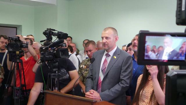 Генерал-майора Мельника готовы взять на поруки депутаты Береза и Тетерук: Боевой генерал не должен находиться в клетке. Я готов поменяться с ним местами 02
