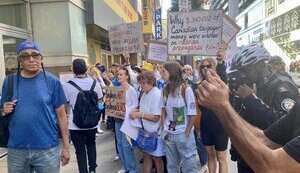 В Торонто протестували проти показу на кінофестивалі фільму про російських окупантів "Росіяни на війні". ФОТОрепортаж