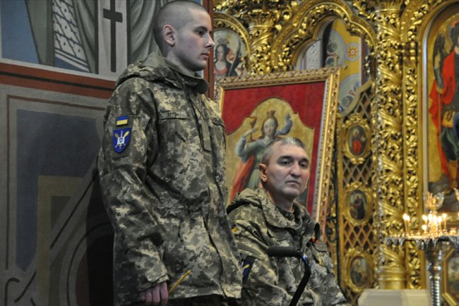 Епіфаній провів панахиду за полеглими в ДАПі воїнами: З великої любові пішли захищати свою Богом дану землю 03 Епіфаній провів панахиду за полеглими в ДАПі воїнами: З великої любові пішли захищати свою Богом дану землю 03