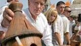 Ющенко призывает винничан &amp;quot;любить пчел, любить Украину&amp;quot; и хочет запретить охоту, столь любимую Януковичем