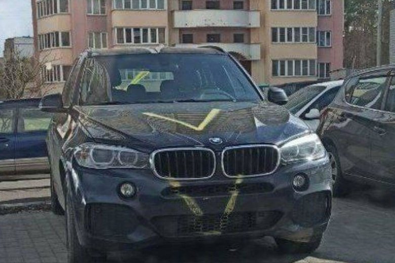 Russian invaders take cars stolen in Ukraine from Belarus 06