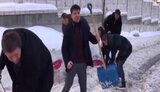 "Хто вакцину нам везе? Нам її везе ВЗ"