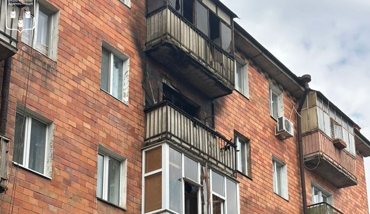 Ворог атакував дронами багатоповерхівки у Сумах: є поранені (оновлено). ФОТОрепортаж