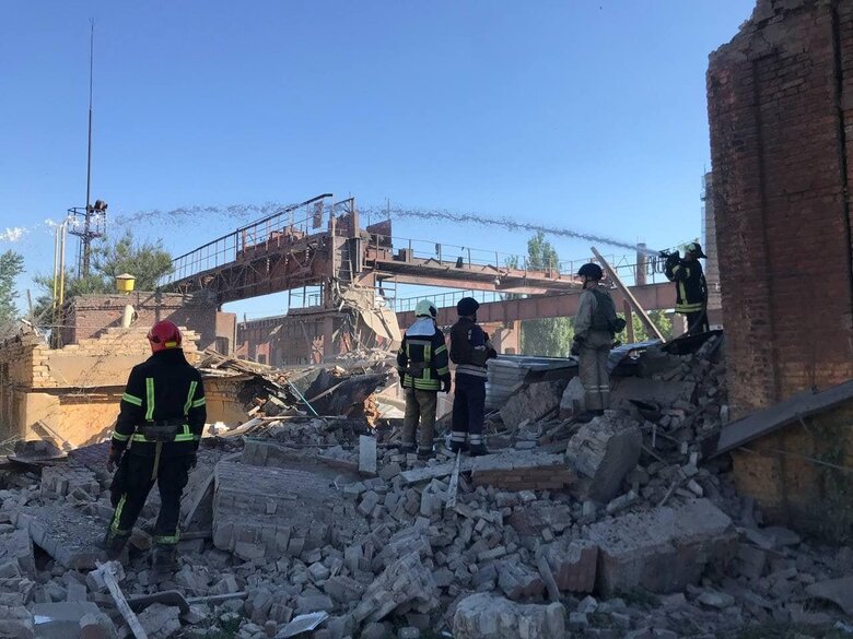 Россияне снова обстреляли Бахмут. Разрушен цех завода, - ГСЧС 02