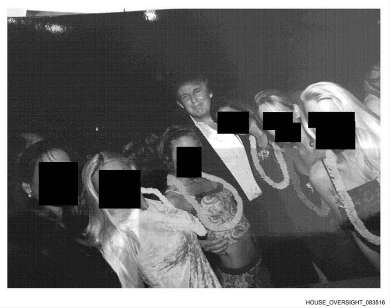 В США показали новые фото с поместья Эпштейна с Трампом