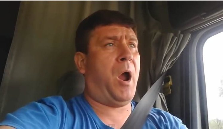 Знаменитый "поющий дальнобойщик": "И тогда я подумал: а почему бы не высмеять это движение России раком"?