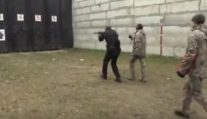 "Стреляем только в движении. Магазин автомата снаряжен пятью патронами, а пистолета - тремя", - кандидаты в КОРД сдают экзамен по стрельбе. ВИДЕО