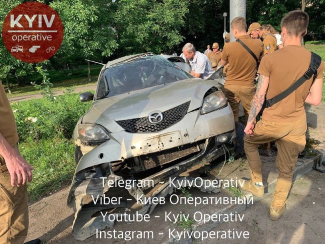 У центрі Києва Mazda вилетіла з дороги і врізалася в стовп, є постраждалий 05