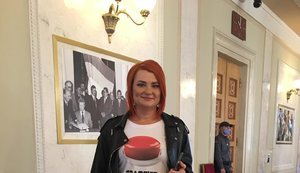 "Слуга народу" Буймістер прийшла в Раду у футболці з написом "Голосую по закону". Кравчук каже, що її сьогодні виключать із фракції. ФОТО