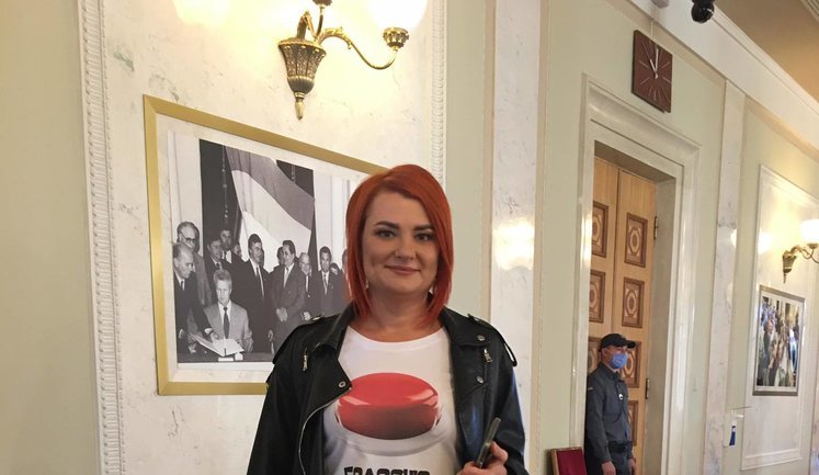 "Слуга народу" Буймістер прийшла в Раду у футболці з написом "Голосую по закону". Кравчук каже, що її сьогодні виключать із фракції. ФОТО