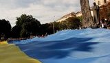 Во Львове развернули самый большой украинский флаг, который сшила вдова донецкого шахтера. ФОТОрепортаж