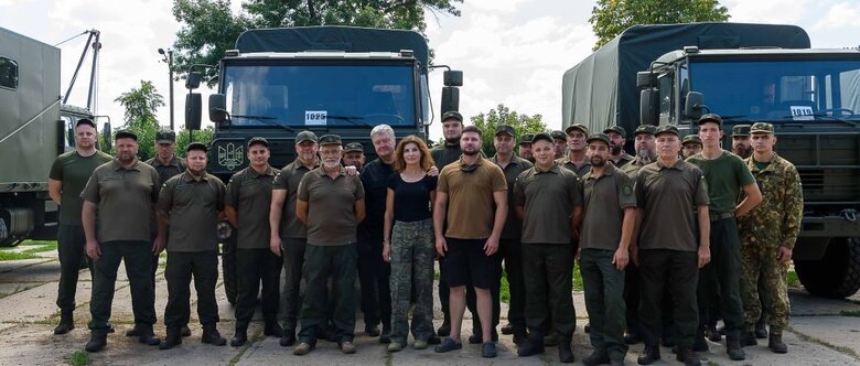 Азов отримав 3 вантажівки DAF та пересувну авторемонтну майстерню 01
