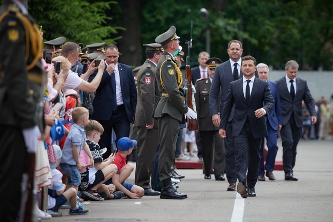 Ми часто зустрічаємося на фронті, - Зеленський вручив дипломи випускникам Національного університету оборони імені І. Черняховського 04