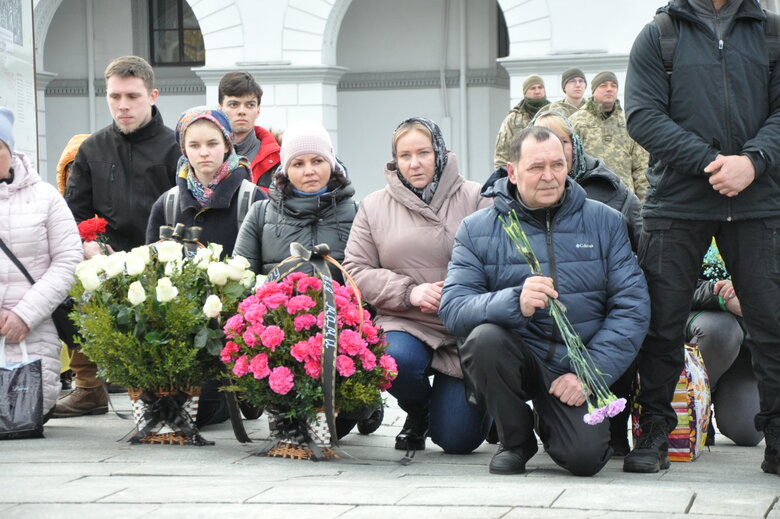 Із воїнами Олегом та Микитою Хомюками попрощалися у Києві: Батько та син загинули в бою проти окупантів під Бахмутом 35