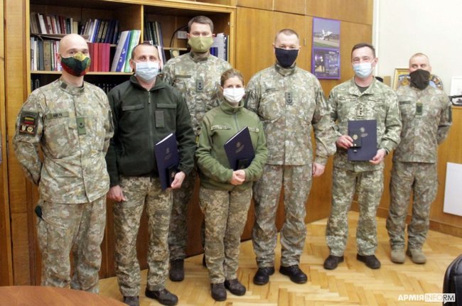 Литва нагородила українських медиків з військового госпіталю у Львові 05