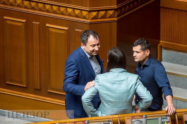 Корнієнко, який підтягує штани, Яременко бентежить колег, погляд Юрченка в спину, - день роботи Ради 14 липня 18